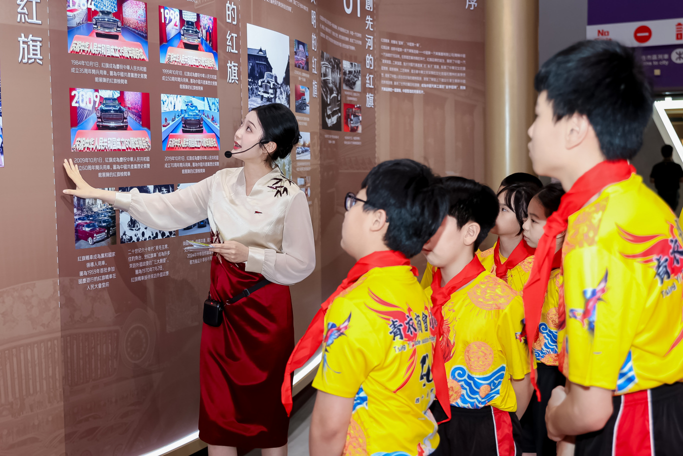 圖說(shuō)一：在中國(guó)一汽紅旗品牌愛國(guó)主義教育展區(qū)，解說(shuō)員正在進(jìn)行展板內(nèi)容介紹.jpg