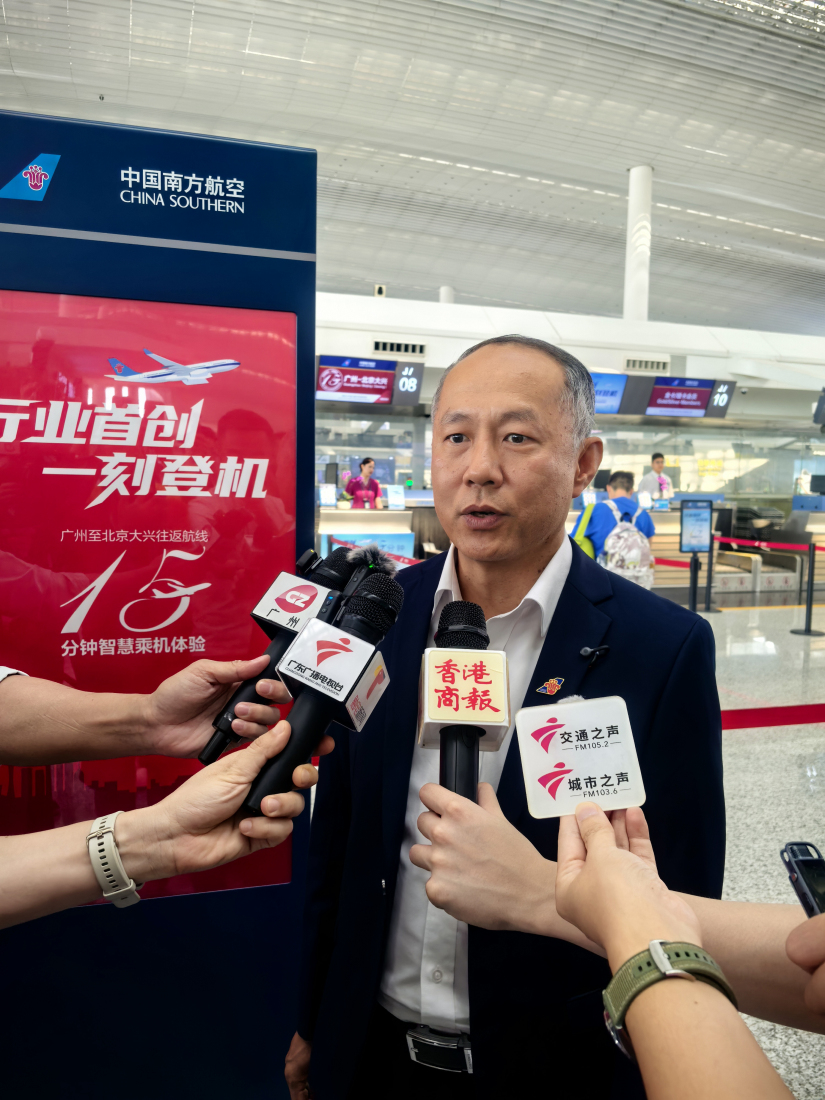 6、南航地服部副總經(jīng)理金杰接受媒體採(cǎi)訪.jpg