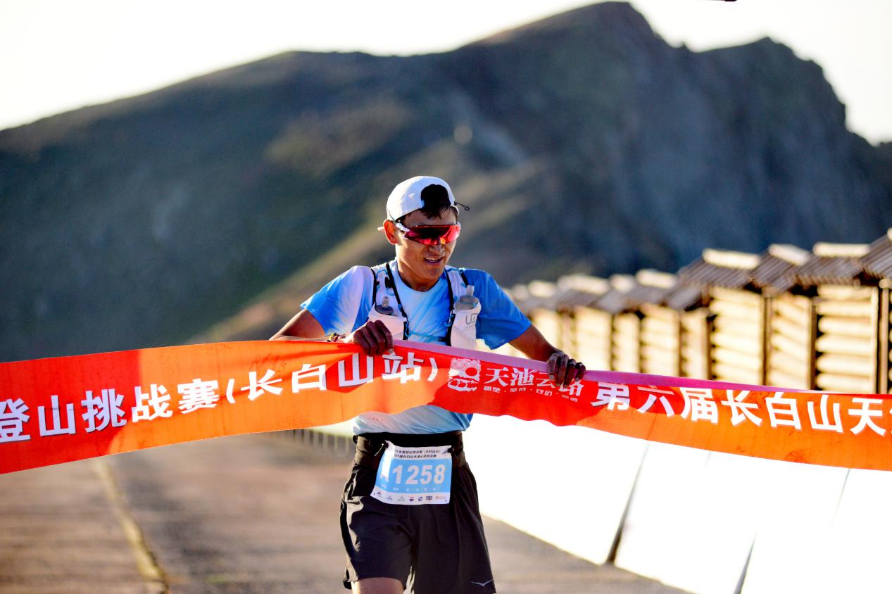 圖說二：2025全國(guó)登山挑戰(zhàn)賽（長(zhǎng)白山站）暨第六屆長(zhǎng)白山天池雲(yún)路登山賽冠軍——甘孜文旅選派來自稻城亞丁的四郎多吉.jpg