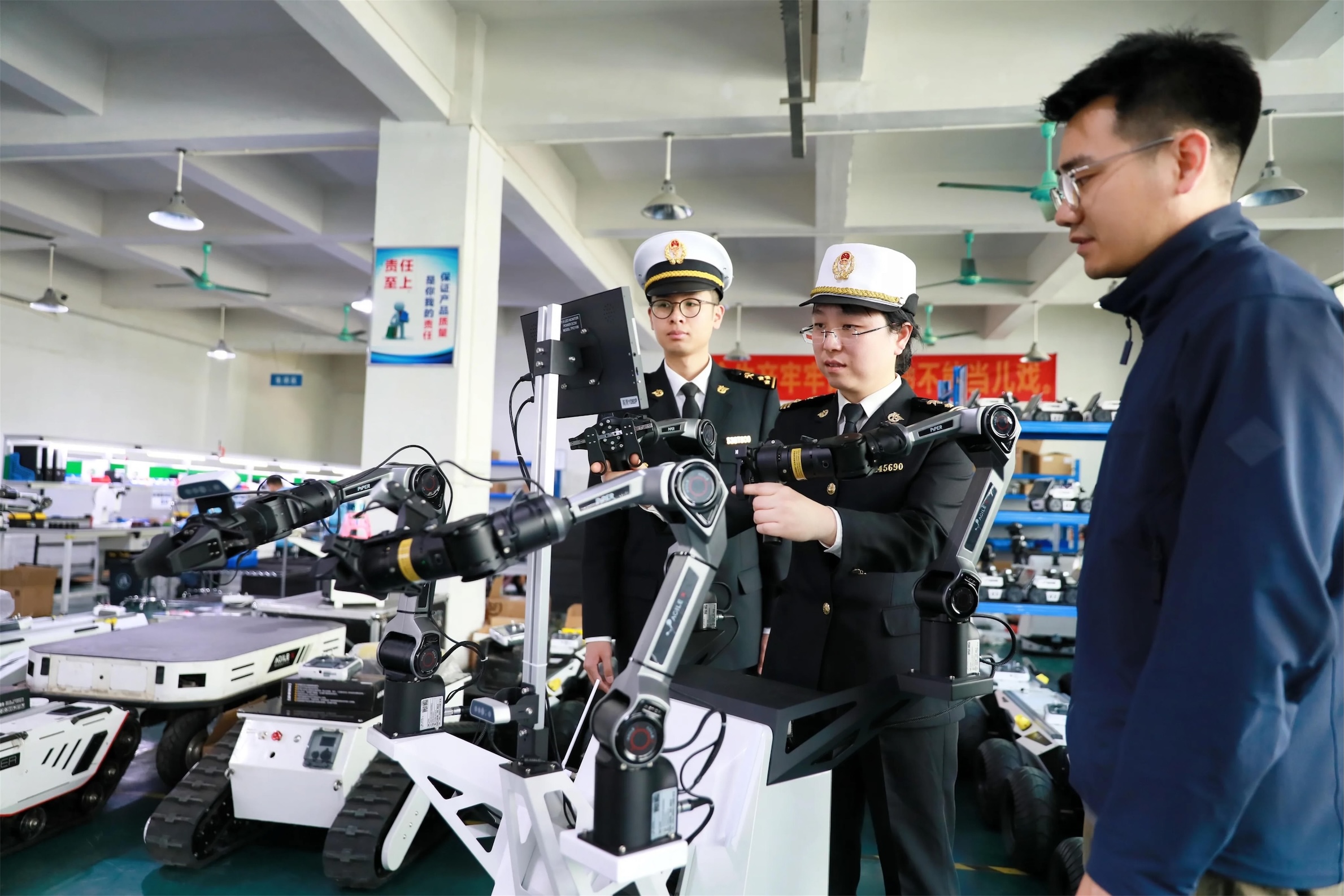 黃埔海關(guān)關(guān)員到轄區(qū)機(jī)器人生產(chǎn)企業(yè)調(diào)研出口情況-張海龍攝.jpg
