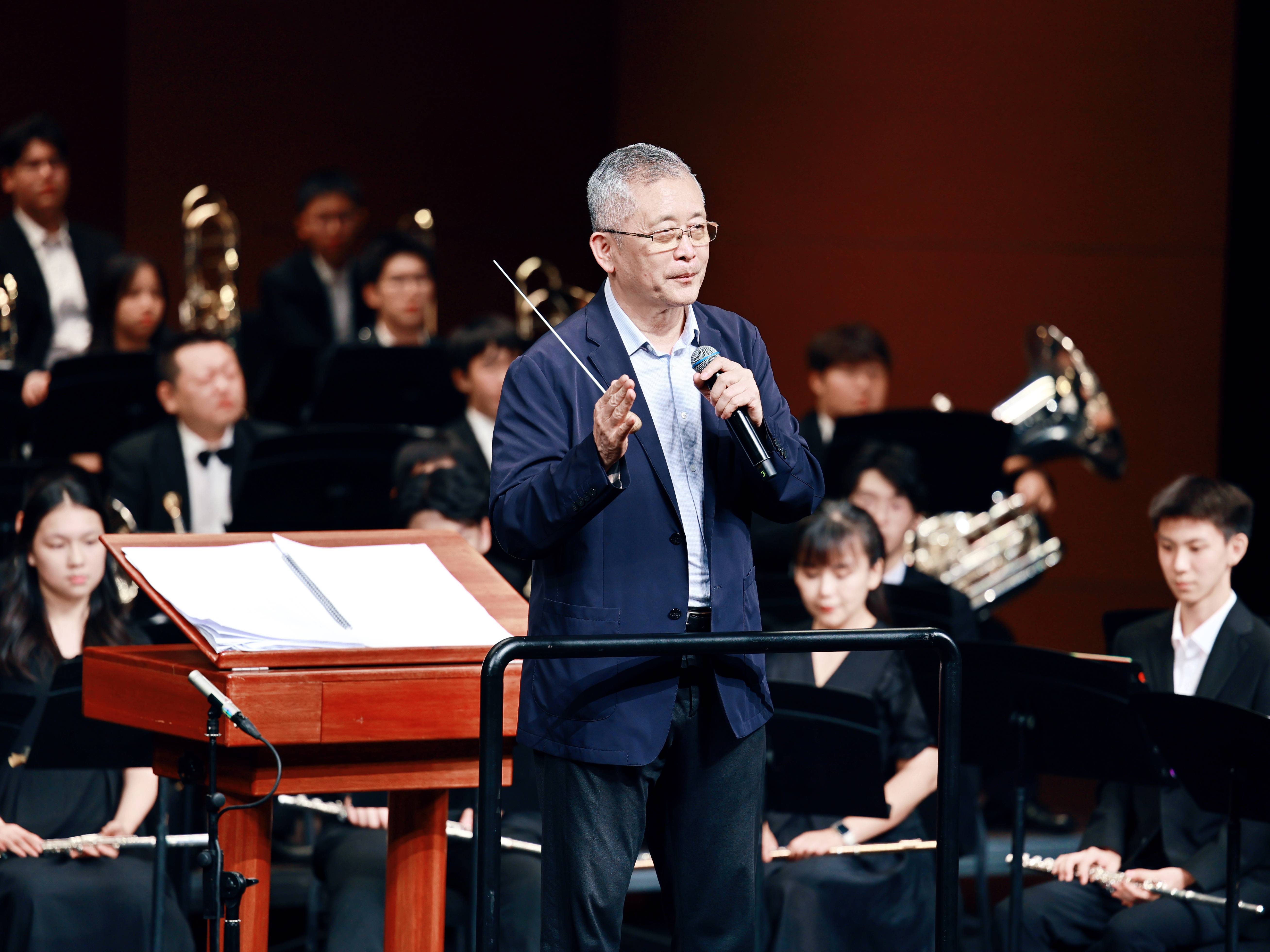 圖片2：來(lái)自京港津三地的青年學(xué)生在國(guó)家一級(jí)指揮于海老師的指揮下，為近500位觀眾帶來(lái)一場(chǎng)意義非凡的音樂(lè)會(huì).jpg