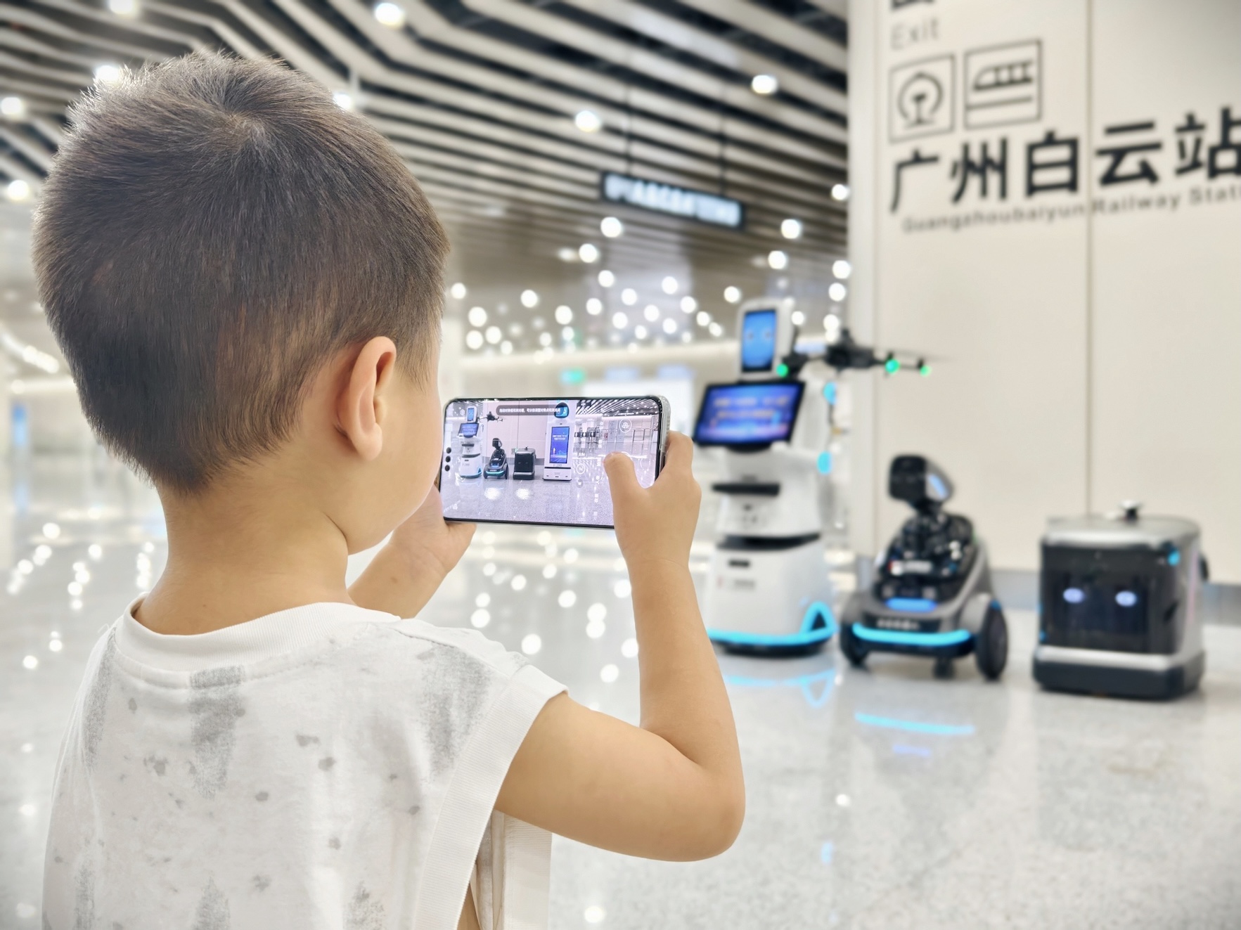 “五羊”智能機(jī)器人亮相廣州白云站 廖旭娟攝.jpg