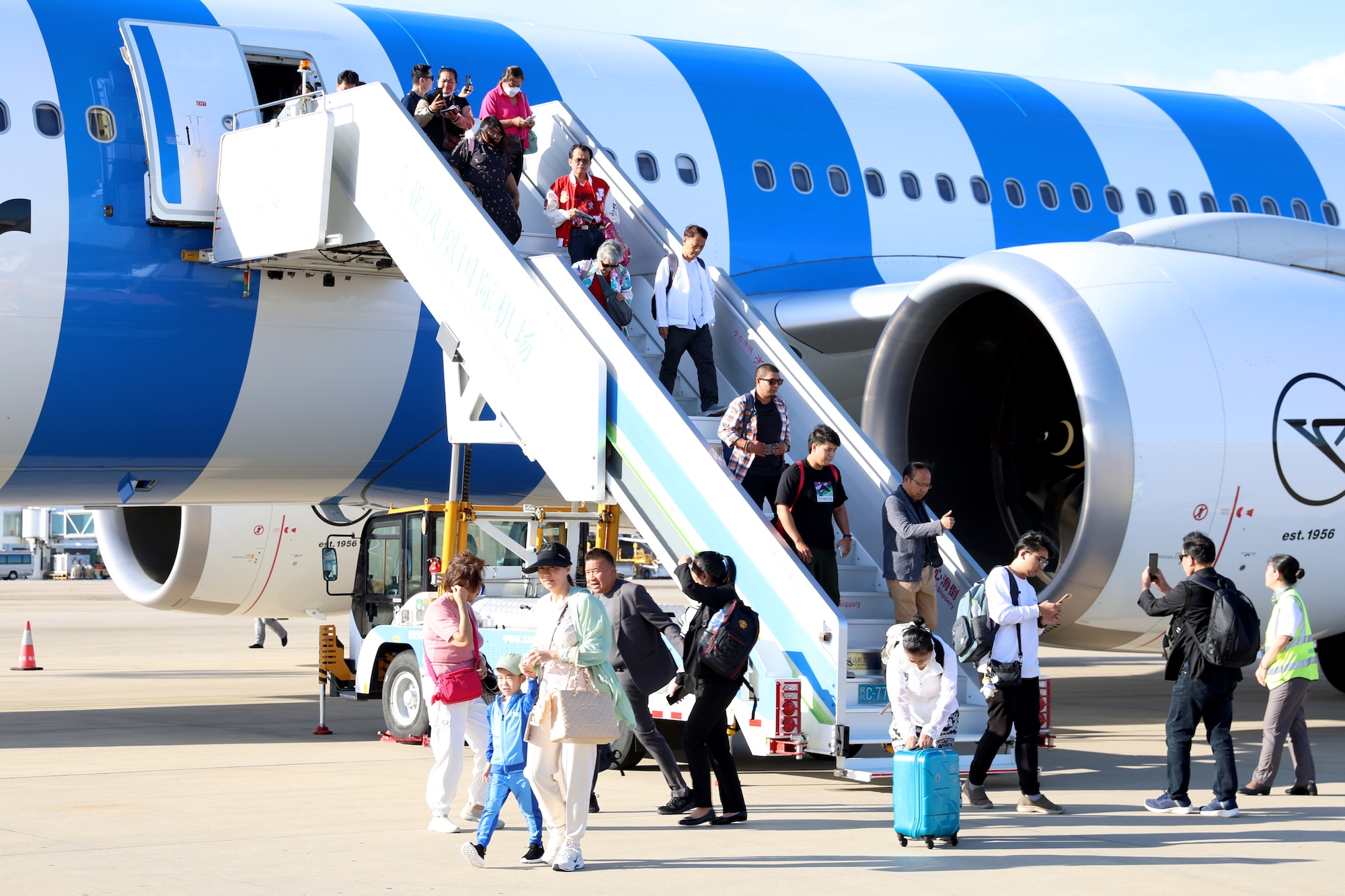 圖1-三亞直連法蘭克福經(jīng)曼谷 來自歐洲、東南亞的旅客們安全著陸.jpg