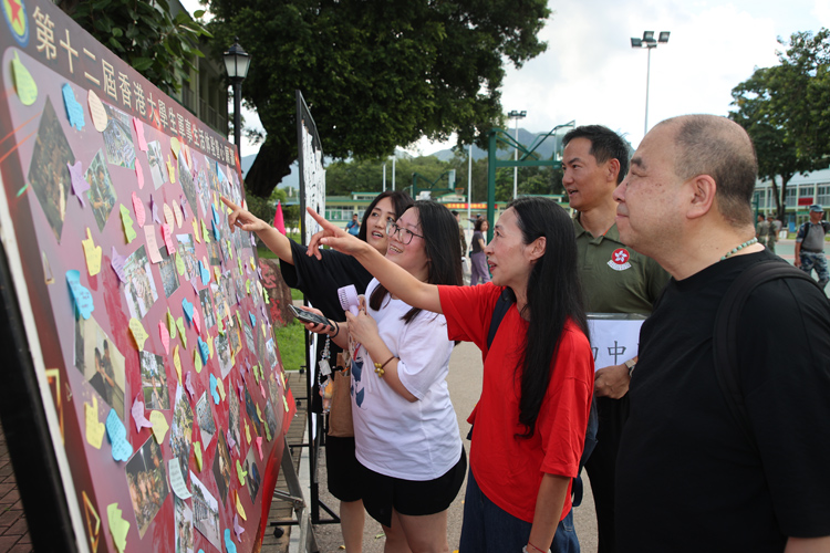 8月10日，第十八屆香港青少年軍事夏令營(yíng)暨第十二屆香港大學(xué)生軍事生活體驗(yàn)營(yíng)閉營(yíng)典禮在駐香港部隊(duì)新圍軍營(yíng)舉行，圖為：學(xué)員家長(zhǎng)觀看學(xué)員生活剪影和心愿卡片--攝影：易定.JPG