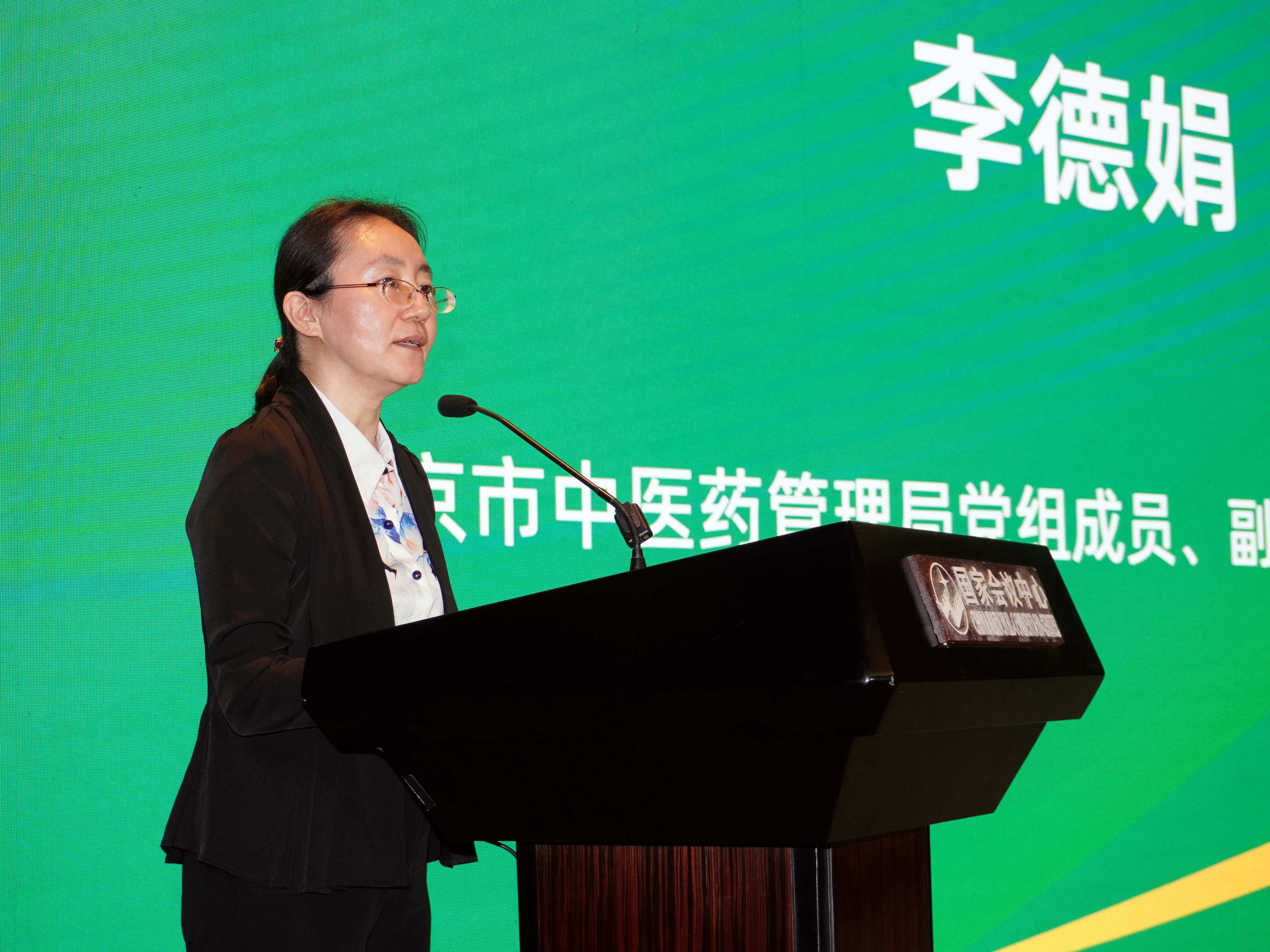 圖片3：北京市中醫(yī)藥管理局副局長(zhǎng)李德娟介紹線上線下48家機(jī)構(gòu)參展情況.jpg