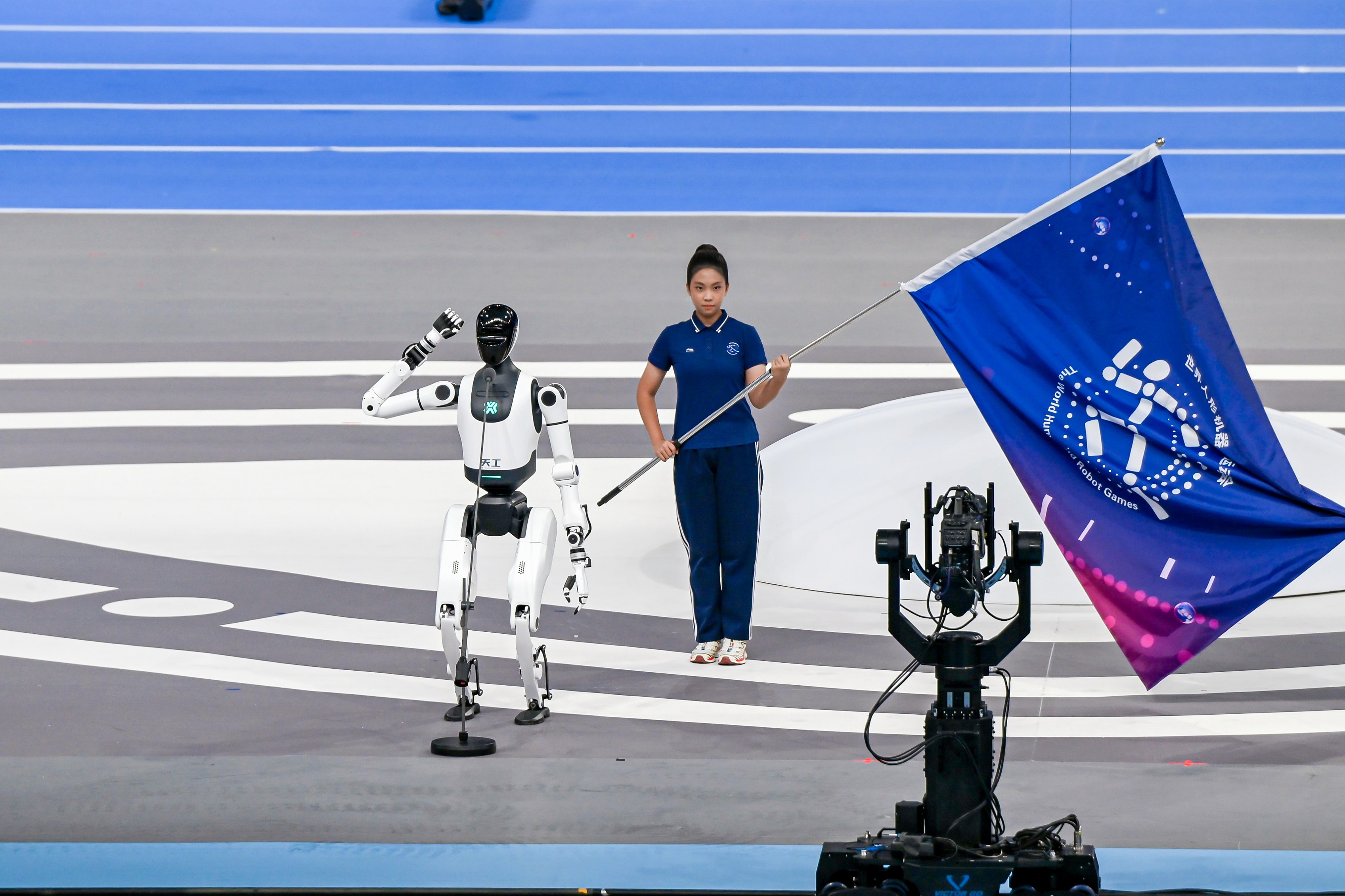 圖片4：機(jī)器人運(yùn)動(dòng)員代表宣誓.jpg