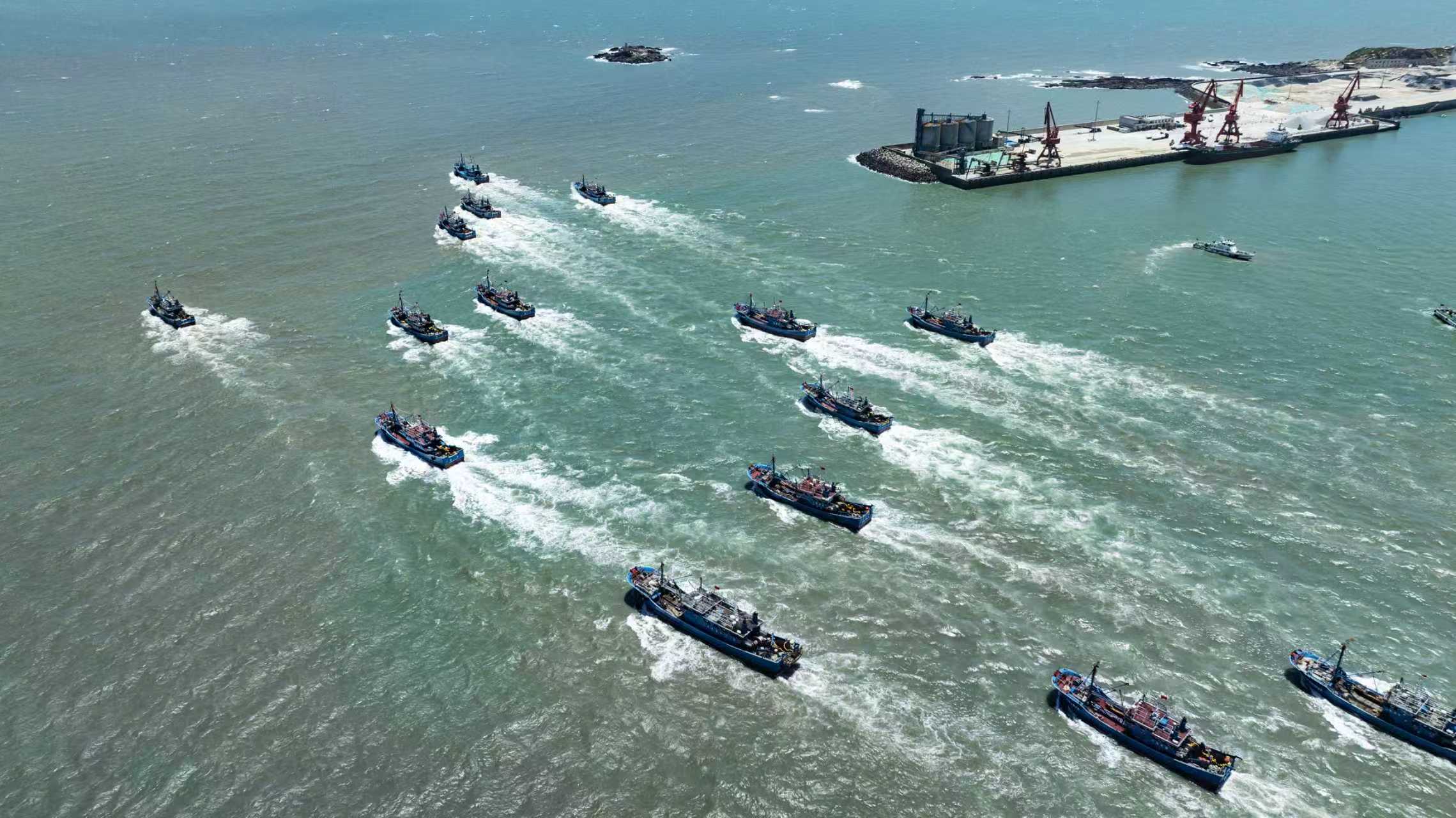 400 多艘漁船從碼頭揚帆有序起航.jpg