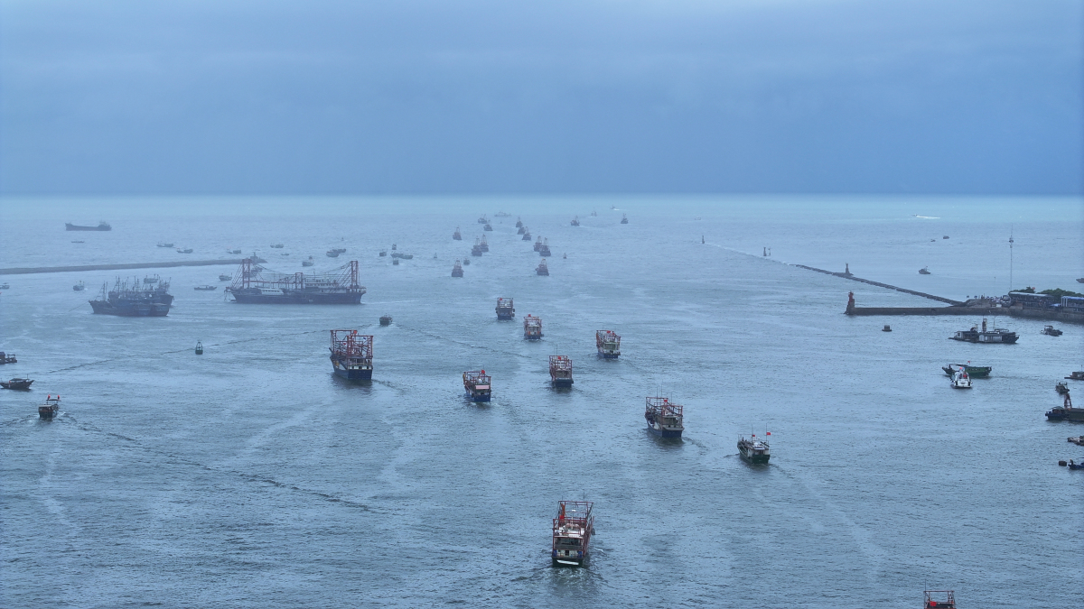 2。漁船揚(yáng)帆出海（陸敏 攝）.jpg