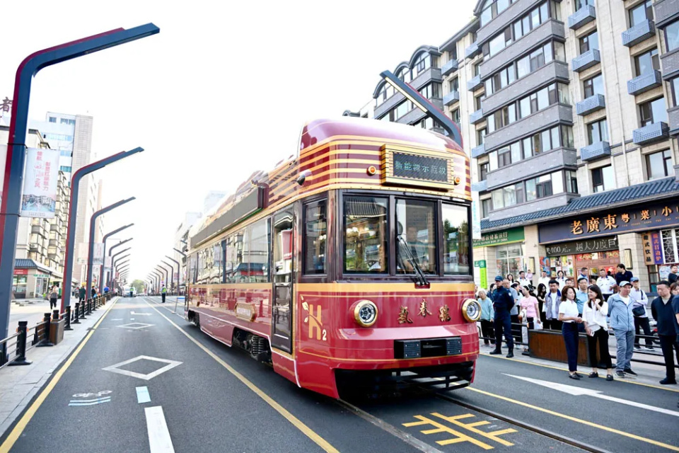 圖說一：全國首列氫能源文旅有軌列車亮相長春紅旗街.jpeg