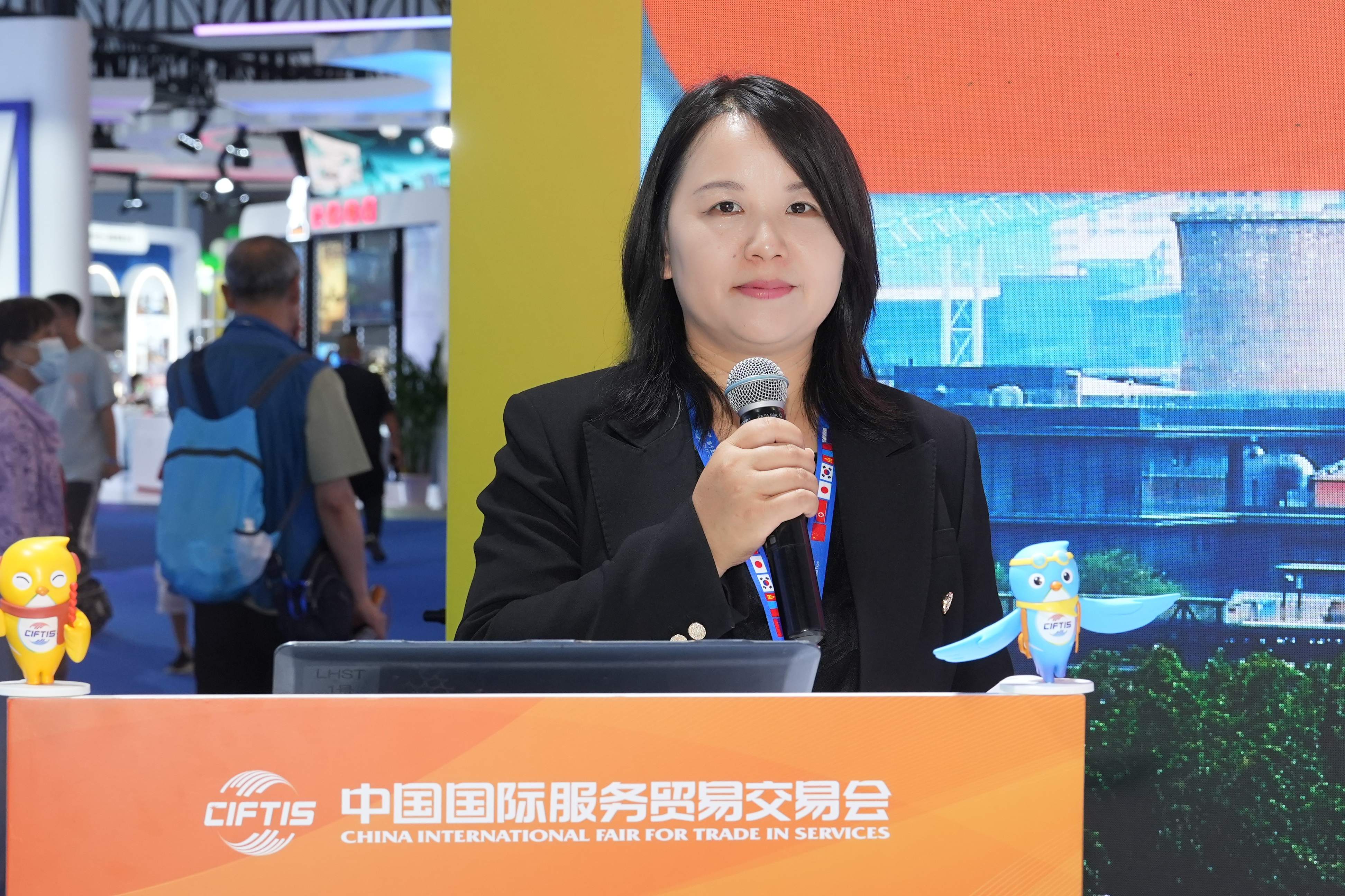 圖片2：首都會展集團(tuán)主承辦業(yè)務(wù)部項(xiàng)目總監(jiān)楊慧詳細(xì)推介了2025年服貿(mào)會最新籌辦進(jìn)展.jpg