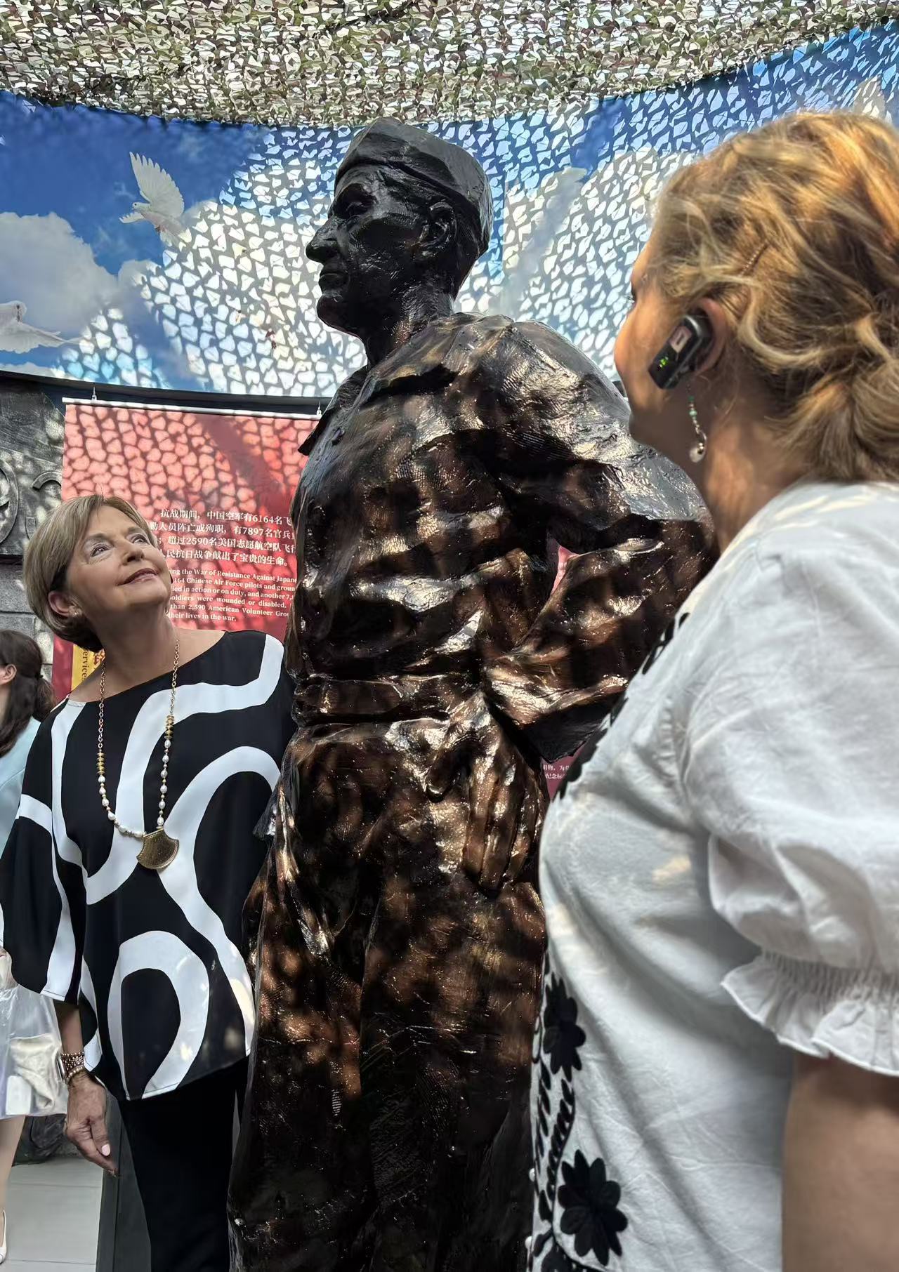 圖一：陳納德外孫女嘉蘭蕙（左一）與外公雕像深情對(duì)望（張然攝）.jpg