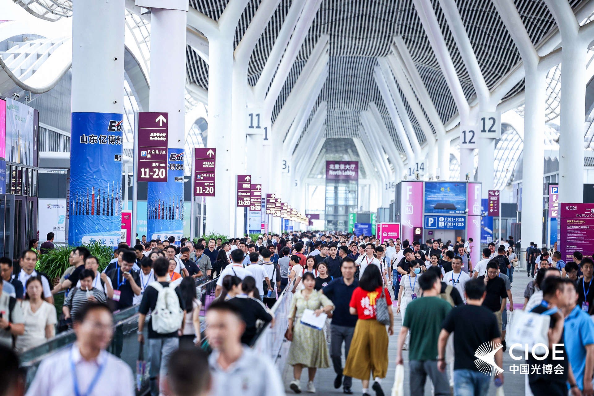 2、光博會現(xiàn)場人流.jpg