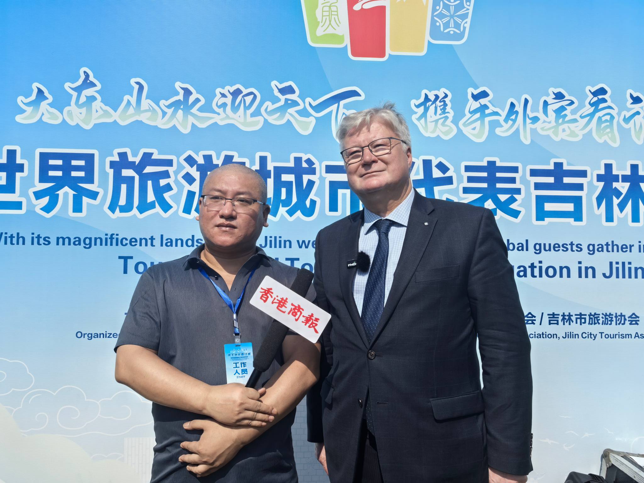 圖說二：拉脫維亞駐華大使卡爾利斯·埃亨鮑姆斯（Karlis Eihenbaums）與本報(bào)記者合影留念（于洋攝）.jpg