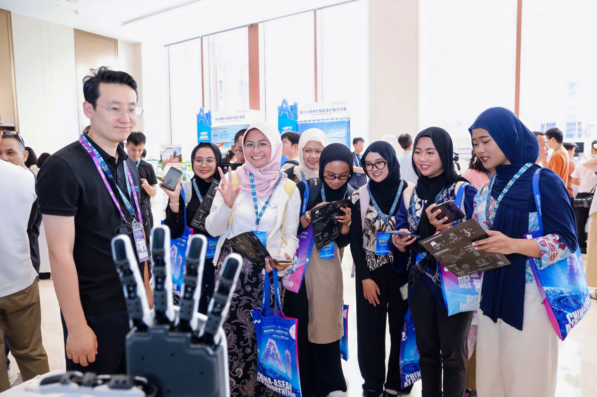 2、嘉賓們現(xiàn)場了解人工智能應(yīng)用（主辦方供圖).jpg