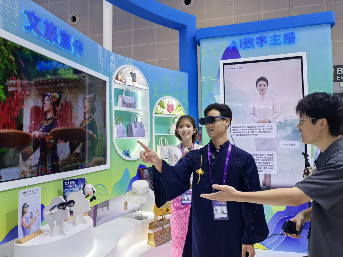 3、來(lái)自柬埔寨、越南的留學(xué)生在崇左館佩戴AR眼鏡，現(xiàn)場(chǎng)體驗(yàn)以數(shù)字科技重塑文化旅遊.jpg