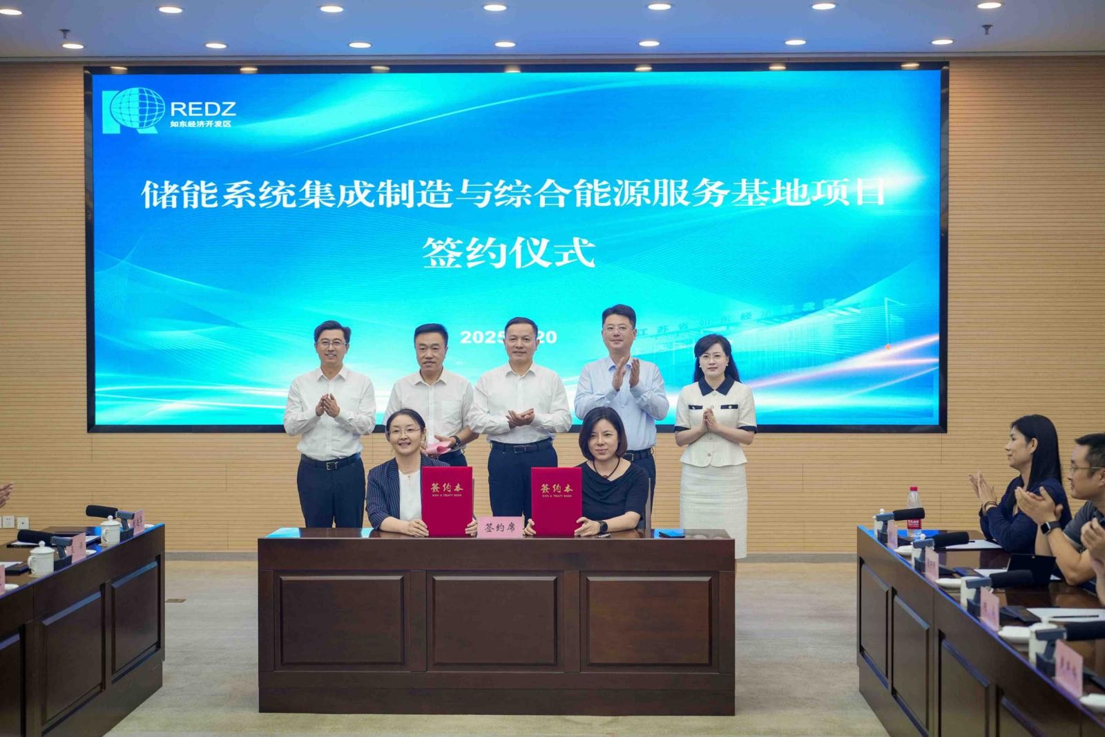圖2：產(chǎn)業(yè)項(xiàng)目簽約。.jpg