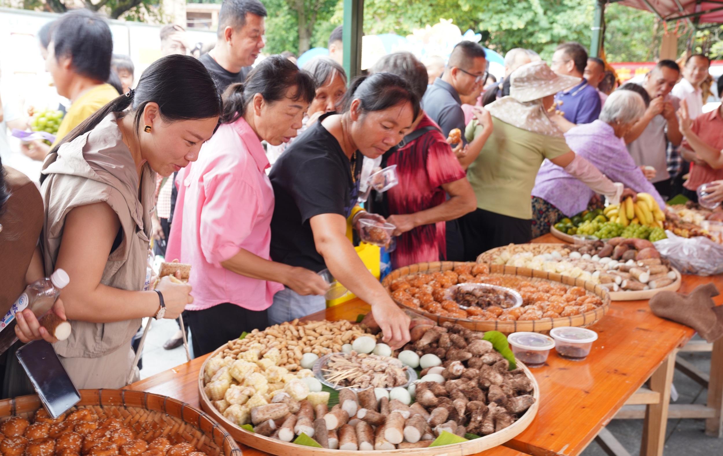 圖二:圖為鄉(xiāng)親們在體驗特色長桌宴 賀州市融媒體中心供圖.JPG