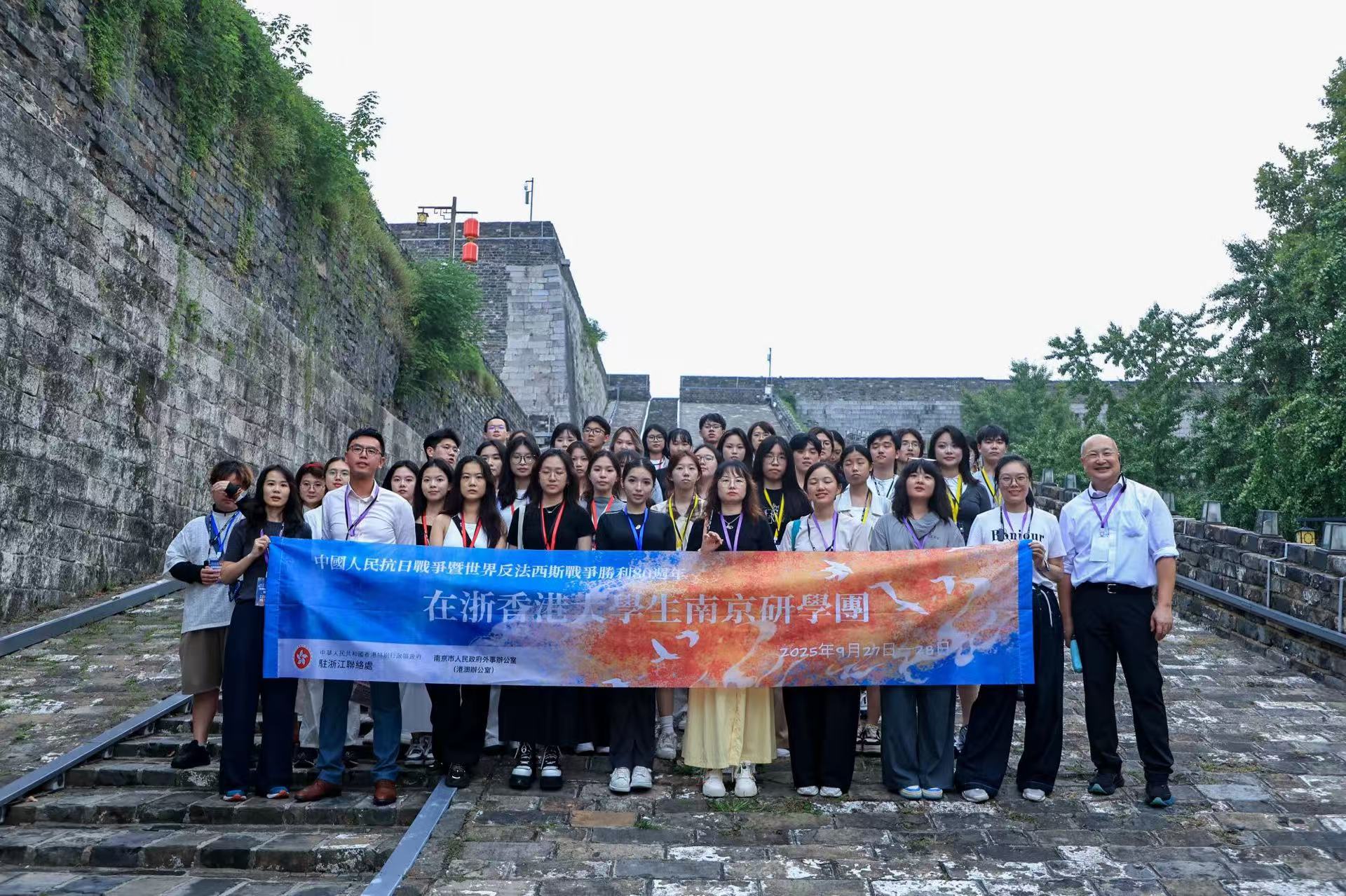 圖二:研學(xué)團(tuán)在中華門景區(qū)合影(主辦方供圖).jpg