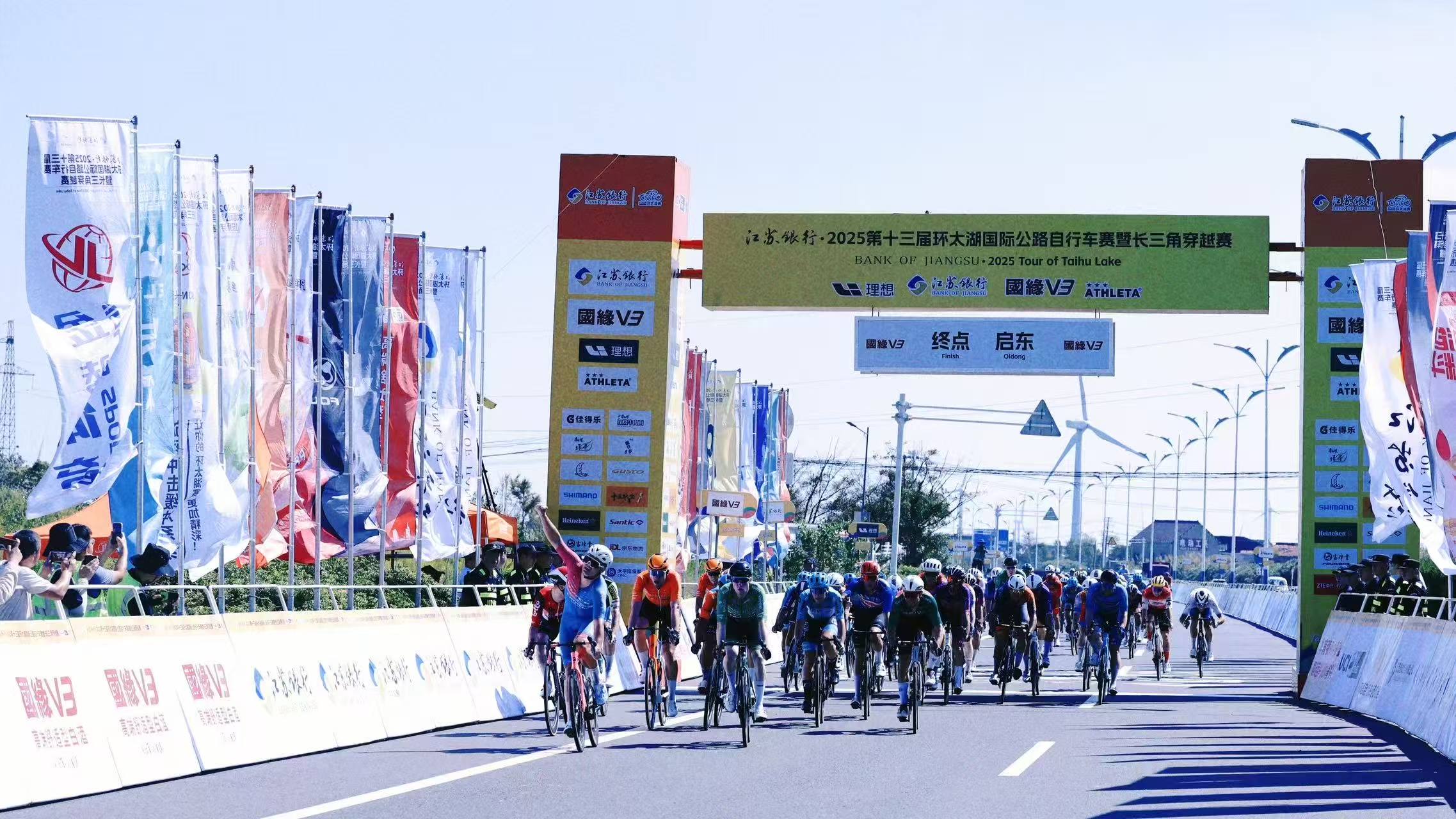 圖3：來自全球22支頂級職業(yè)車隊的132名精英騎手競速啟東。.jpg