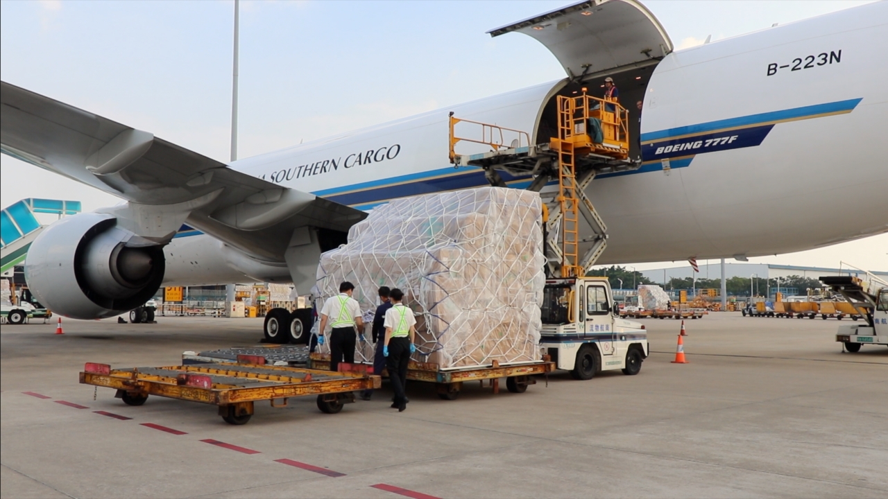 圖為：廣州海關(guān)關(guān)員在廣州白雲(yún)機(jī)場(chǎng)口岸對(duì)第138屆廣交會(huì)進(jìn)口展品進(jìn)行監(jiān)管  （唐希賢 攝）.jpg