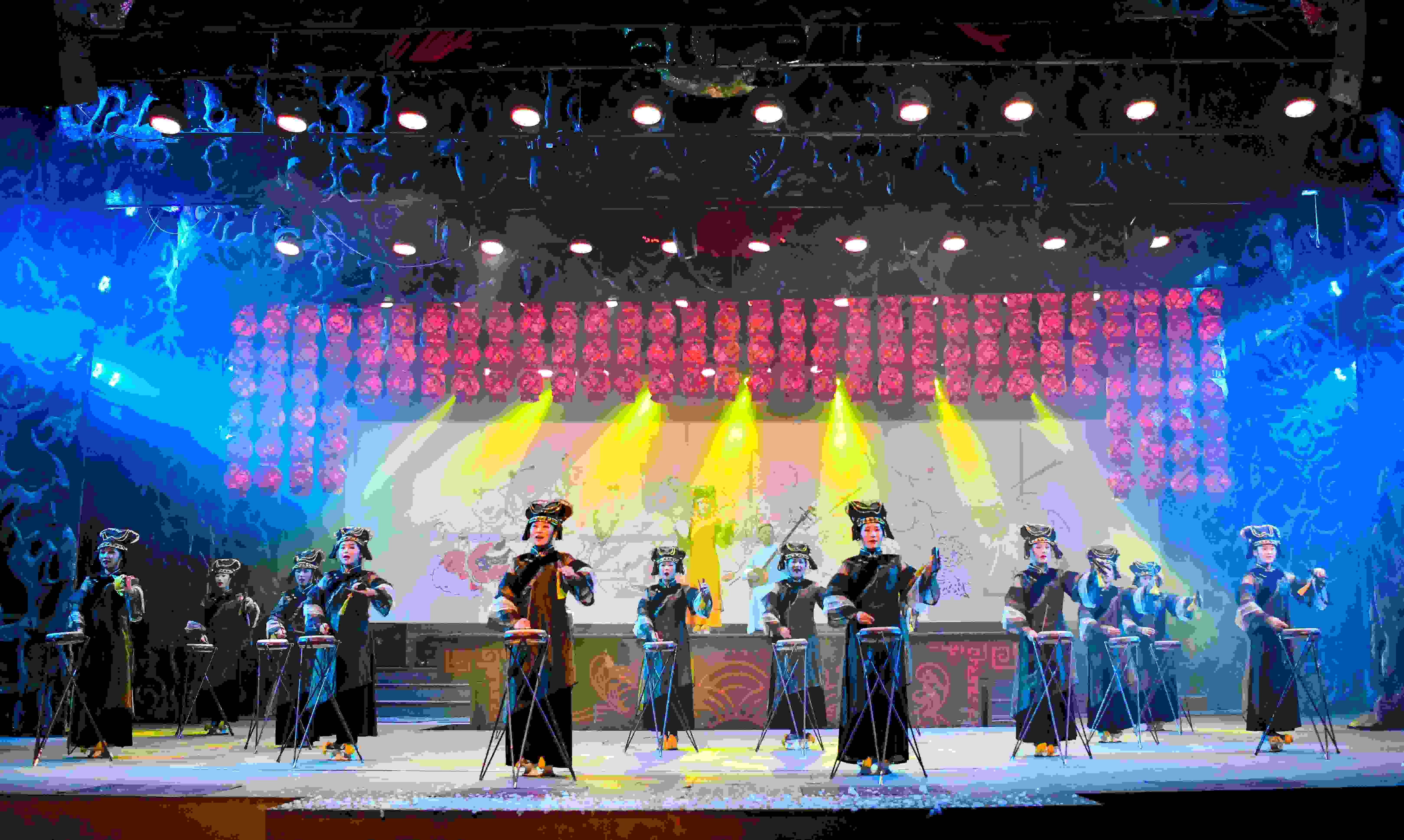 滿族風情  姜信和攝   《八旗山水謠》——丹東是全國最大的滿族聚居區(qū)，《八旗山水謠》再現(xiàn)了獨具地方特色的滿族風情，《子弟書》《太平鼓》等屬于傳統(tǒng)節(jié)目。.JPG