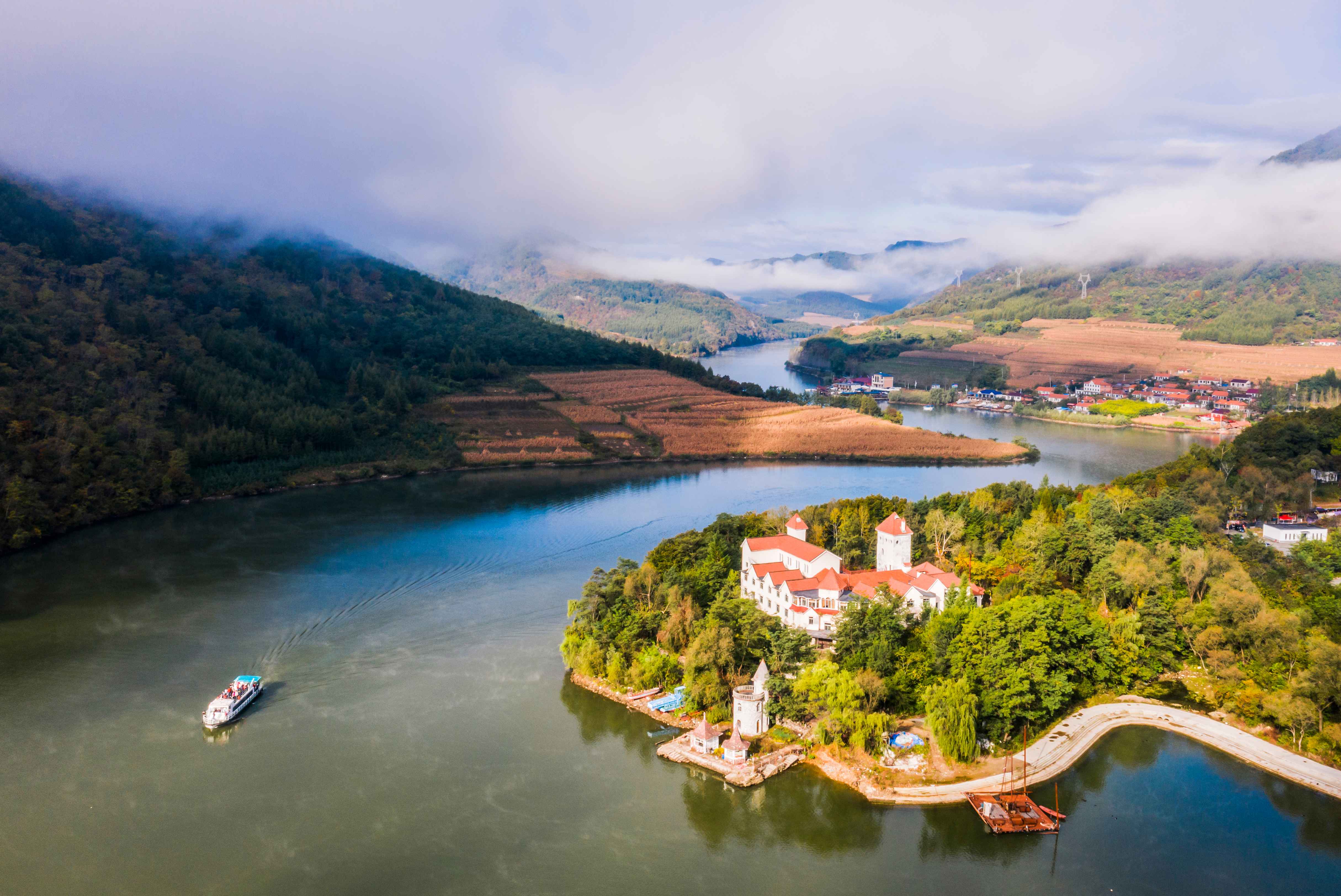 6，《青山湖畔》鄒曉龍    青山溝風(fēng)景名勝區(qū)由 “青山湖”“飛瀑澗”“虎塘溝”“中華滿族風(fēng)情園”等組成。.jpg