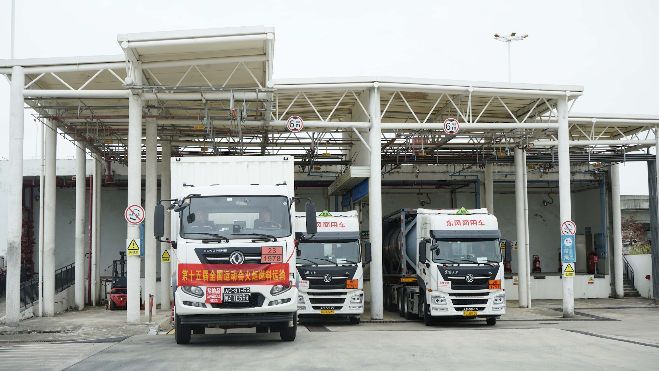 10月21日下午，橫琴海關(guān)全力保障十五運和殘?zhí)貖W會澳門賽區(qū)火炬燃料瓶通關(guān) 楊婧攝.jpg