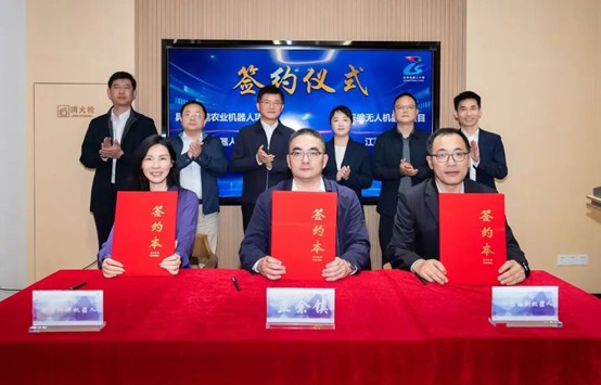 圖2：江蘇海俐農(nóng)業(yè)採摘無人機(jī)、鈞坤智控採摘機(jī)械人兩個(gè)項(xiàng)目現(xiàn)場(chǎng)簽約.jpg