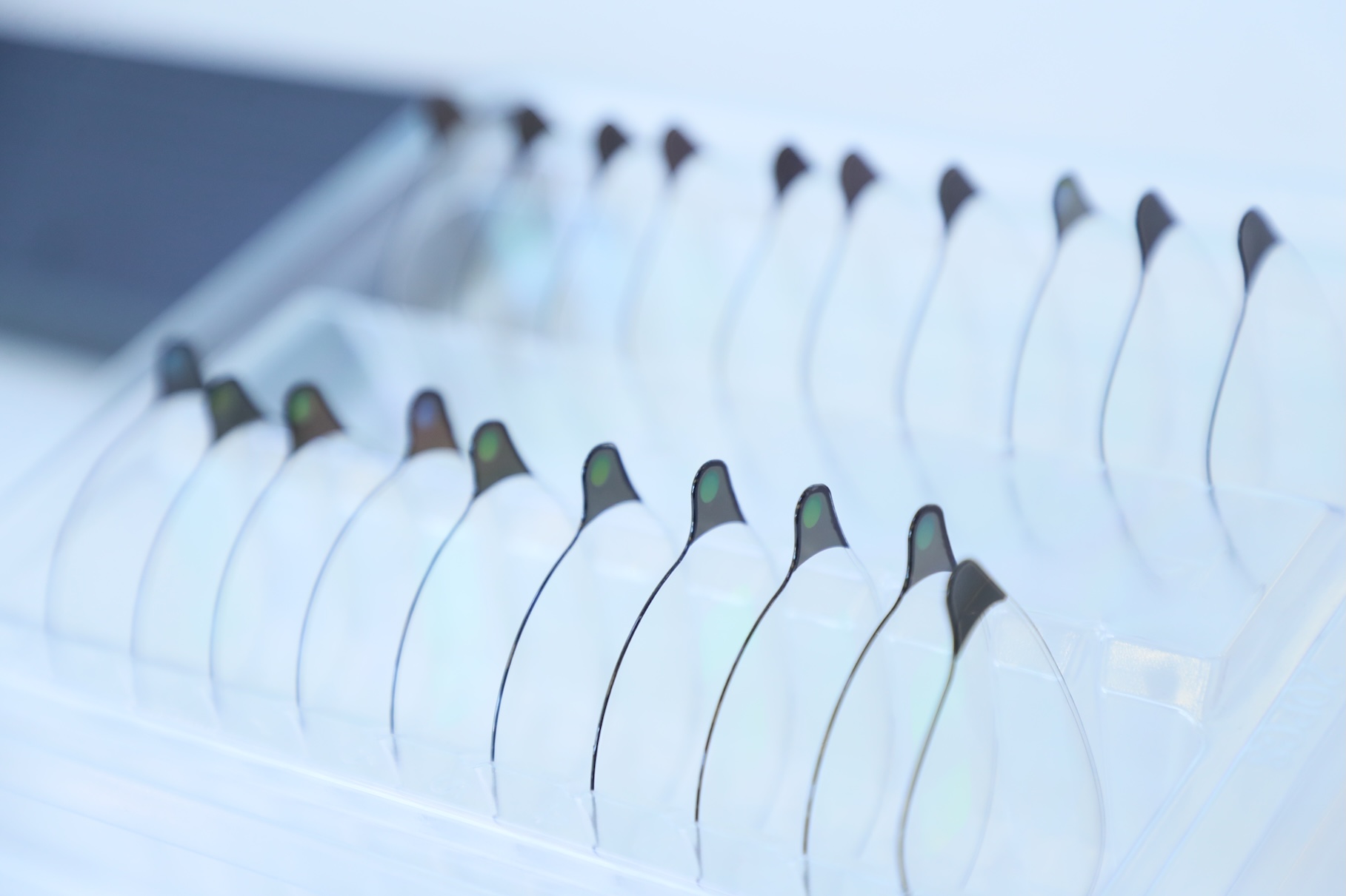 廣納四維衍射光波導(dǎo)鏡片 李劍鋒 攝.jpg